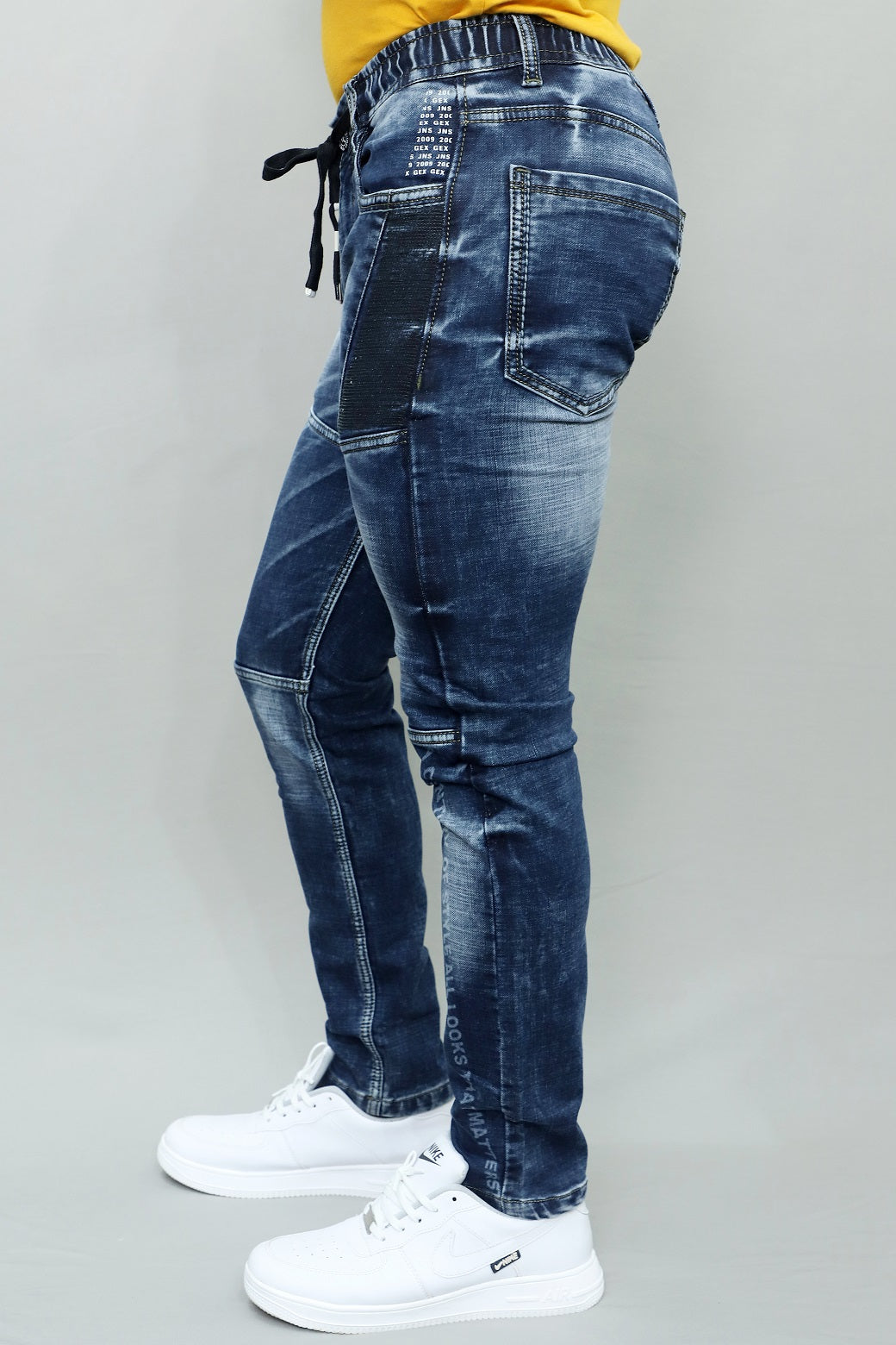 Men Regular Mid Rise Blue Joggers (G925)