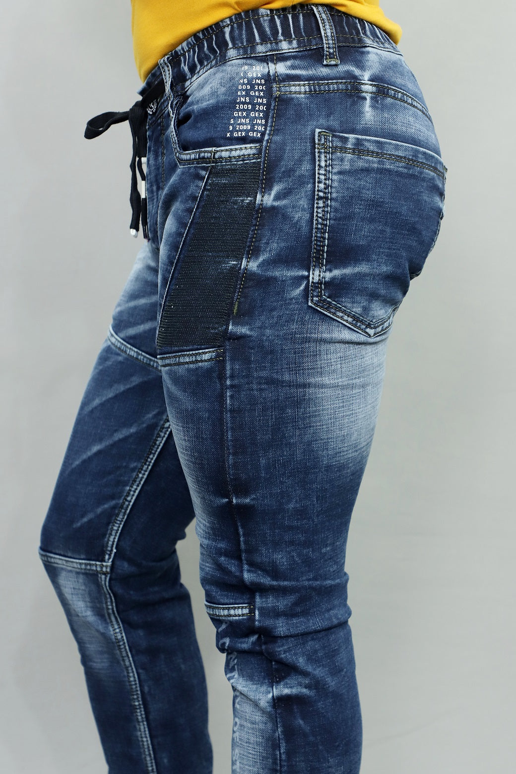 Men Regular Mid Rise Blue Joggers (G925)