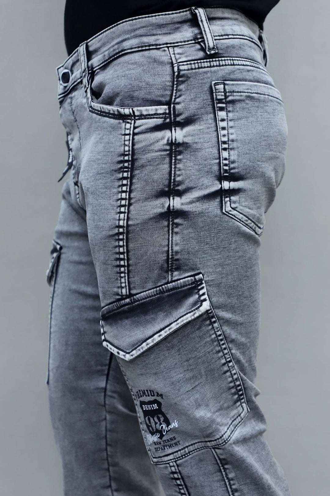 close up of 6 pocket detail on men's slim fit dark grey cargo jeans E15