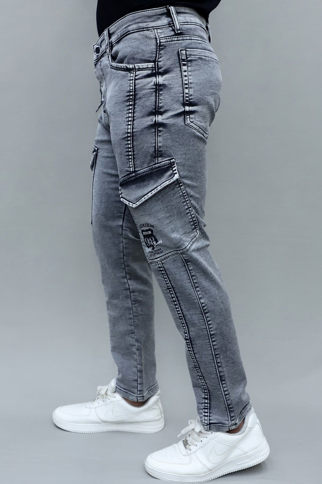 Side view of men's slim fit dark grey stretchable 6 pocket cargo jeans E15